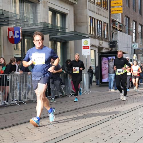 05.10.2025 - 20. swb-Marathon Bremen Strokosch-Dieckow http://msf.ph/oto/9259458 05.10.2025 10:59:49 Ziel 7177, 7621, 9005, 9381, 9495, 9603, 9604, 9611, 9612, 9666, 9672, 10138, 10290, 10291, 10311, 10345, 10406, 10489, 10492, 10572, 10889, 10919, 10985, 11026, 11050, 11063, 11125, 11263, 11266, 11424, 11444, 11600, 11639, 11644, 11699, 11713, 7177, 7621, 9005, 9381, 9495, 9603, 9604, 9611, 9612, 9666, 9672, 10138, 10290, 10291, 10311, 10345, 10406, 10489, 10492, 10572, 10889, 10919, 10985, 11026, 11050, 11063, 11125, 11263, 11266, 11424, 11444, 11600, 11639, 11644 meine-sportfotos.de