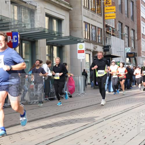 05.10.2025 - 20. swb-Marathon Bremen Strokosch-Dieckow http://msf.ph/oto/9259473 05.10.2025 10:59:49 Ziel 7177, 7621, 9005, 9381, 9495, 9603, 9604, 9611, 9612, 9666, 9672, 10138, 10290, 10291, 10311, 10345, 10406, 10489, 10492, 10572, 10889, 10919, 10985, 11026, 11050, 11063, 11125, 11263, 11266, 11424, 11444, 11600, 11639, 11644, 11699, 11713, 7177, 7621, 9005, 9381, 9495, 9603, 9604, 9611, 9612, 9666, 9672, 10138, 10290, 10291, 10311, 10345, 10406, 10489, 10492, 10572, 10889, 10919, 10985, 11026, 11050, 11063, 11125, 11263, 11266, 11424, 11444, 11600, 11639, 11644 meine-sportfotos.de