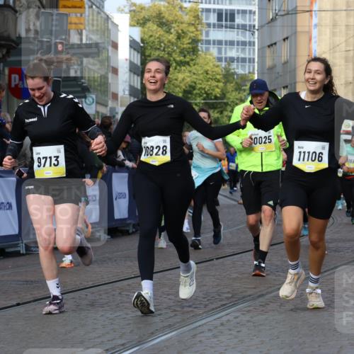 05.10.2025 - 20. swb-Marathon Bremen Strokosch-Dieckow http://msf.ph/oto/9259481 05.10.2025 11:05:25 Ziel 7654, 9713, 9752, 10025, 10158, 10289, 10426, 10511, 10542, 10828, 11064, 11106, 11676 meine-sportfotos.de
