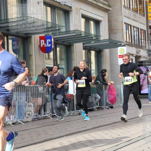 05.10.2025 - 20. swb-Marathon Bremen Strokosch-Dieckow http://msf.ph/oto/9259484 05.10.2025 10:59:49 Ziel 7177, 7621, 9005, 9381, 9495, 9603, 9604, 9611, 9612, 9666, 9672, 10138, 10290, 10291, 10311, 10345, 10406, 10489, 10492, 10572, 10889, 10919, 10985, 11026, 11050, 11063, 11125, 11263, 11266, 11424, 11444, 11600, 11639, 11644, 11699, 11713, 7177, 7621, 9005, 9381, 9495, 9603, 9604, 9611, 9612, 9666, 9672, 10138, 10290, 10291, 10311, 10345, 10406, 10489, 10492, 10572, 10889, 10919, 10985, 11026, 11050, 11063, 11125, 11263, 11266, 11424, 11444, 11600, 11639, 11644 meine-sportfotos.de
