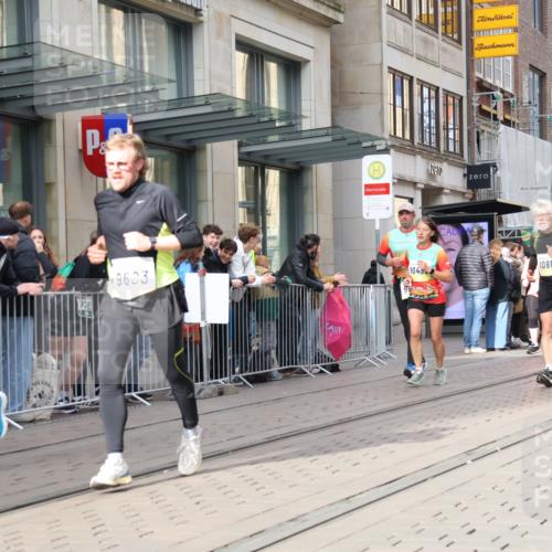 05.10.2025 - 20. swb-Marathon Bremen Strokosch-Dieckow http://msf.ph/oto/9259529 05.10.2025 10:59:51 Ziel 7177, 7621, 9005, 9381, 9495, 9603, 9604, 9611, 9666, 9672, 10138, 10290, 10291, 10311, 10345, 10406, 10489, 10492, 10572, 10889, 10919, 10985, 11026, 11050, 11063, 11125, 11263, 11266, 11424, 11600, 11639, 11699, 11713, 7177, 7621, 9005, 9381, 9495, 9603, 9604, 9611, 9666, 9672, 10138, 10290, 10291, 10311, 10345, 10406, 10489, 10492, 10572, 10889, 10919, 10985, 11026, 11050, 11063, 11125, 11263, 11266, 11424, 11600, 11639 meine-sportfotos.de