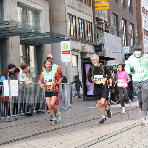 05.10.2025 - 20. swb-Marathon Bremen Strokosch-Dieckow http://msf.ph/oto/9259537 05.10.2025 10:59:52 Ziel 7177, 7621, 9005, 9381, 9495, 9603, 9604, 9611, 9666, 9672, 10138, 10290, 10291, 10311, 10345, 10406, 10489, 10492, 10572, 10889, 10919, 10985, 11026, 11050, 11063, 11125, 11263, 11266, 11424, 11600, 11639, 11699, 11713, 7177, 7621, 9005, 9381, 9495, 9603, 9604, 9611, 9666, 9672, 10138, 10290, 10291, 10311, 10345, 10406, 10489, 10492, 10572, 10889, 10919, 10985, 11026, 11050, 11063, 11125, 11263, 11266, 11424, 11600, 11639 meine-sportfotos.de
