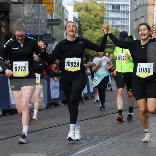 05.10.2025 - 20. swb-Marathon Bremen Strokosch-Dieckow http://msf.ph/oto/9259557 05.10.2025 11:05:25 Ziel 7654, 9713, 9752, 10025, 10158, 10289, 10426, 10511, 10542, 10828, 11064, 11106, 11676 meine-sportfotos.de