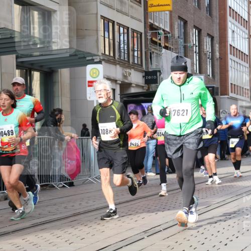 05.10.2025 - 20. swb-Marathon Bremen Strokosch-Dieckow http://msf.ph/oto/9259563 05.10.2025 10:59:52 Ziel 7177, 7621, 9005, 9381, 9495, 9603, 9604, 9611, 9666, 9672, 10138, 10290, 10291, 10311, 10345, 10406, 10489, 10492, 10572, 10889, 10919, 10985, 11026, 11050, 11063, 11125, 11263, 11266, 11424, 11600, 11639, 11699, 11713, 7177, 7621, 9005, 9381, 9495, 9603, 9604, 9611, 9666, 9672, 10138, 10290, 10291, 10311, 10345, 10406, 10489, 10492, 10572, 10889, 10919, 10985, 11026, 11050, 11063, 11125, 11263, 11266, 11424, 11600, 11639 meine-sportfotos.de