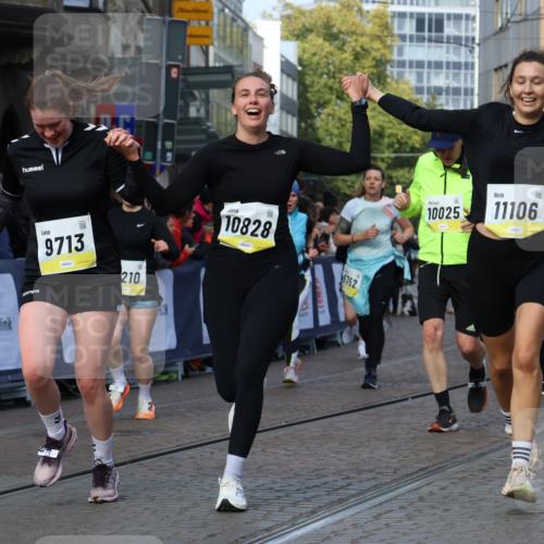 05.10.2025 - 20. swb-Marathon Bremen Strokosch-Dieckow http://msf.ph/oto/9259598 05.10.2025 11:05:25 Ziel 7654, 9713, 9752, 10025, 10158, 10289, 10426, 10511, 10542, 10828, 11064, 11106, 11676 meine-sportfotos.de