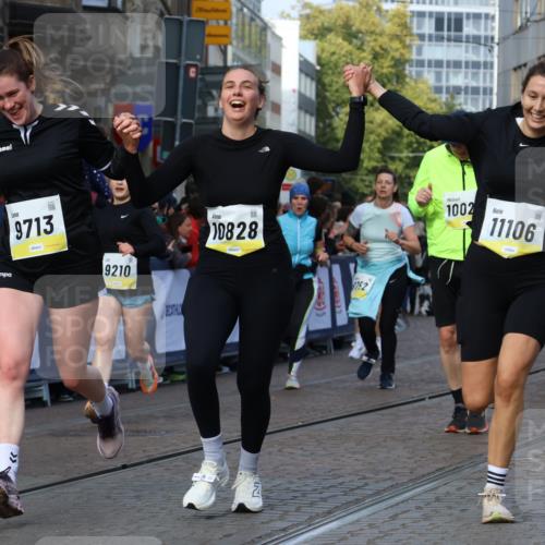 05.10.2025 - 20. swb-Marathon Bremen Strokosch-Dieckow http://msf.ph/oto/9259640 05.10.2025 11:05:25 Ziel 7654, 9713, 9752, 10025, 10158, 10289, 10426, 10511, 10542, 10828, 11064, 11106, 11676 meine-sportfotos.de