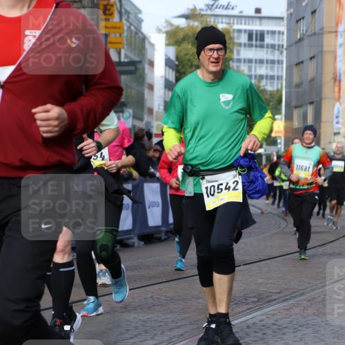 05.10.2025 - 20. swb-Marathon Bremen Strokosch-Dieckow http://msf.ph/oto/9259662 05.10.2025 11:05:30 Ziel 7654, 9210, 9419, 9752, 10025, 10158, 10289, 10426, 10437, 10511, 10542, 10999, 11064, 11164, 11676, 11681 meine-sportfotos.de