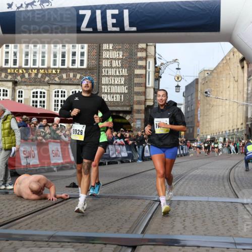05.10.2025 - 20. swb-Marathon Bremen Yannick Fuchs http://msf.ph/oto/9259878 05.10.2025 10:48:02 Ziel 9929, 10089, 10929, 11187, 11628 meine-sportfotos.de