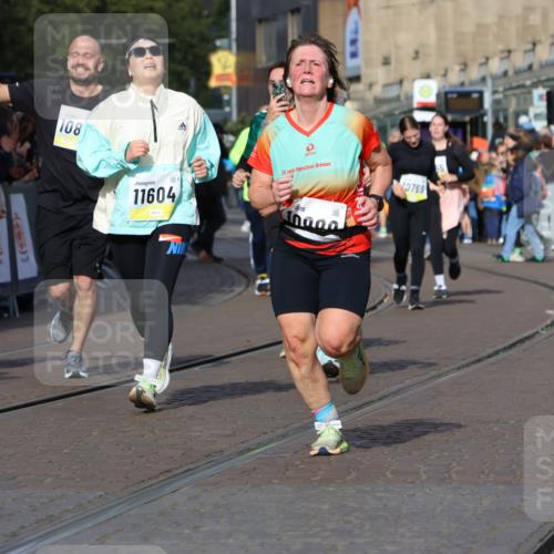 05.10.2025 - 20. swb-Marathon Bremen Strokosch-Dieckow http://msf.ph/oto/9259969 05.10.2025 11:05:37 Ziel 9210, 9335, 9419, 10197, 10437, 10529, 10843, 10844, 10999, 11164, 11604, 11681 meine-sportfotos.de