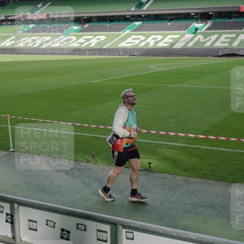 05.10.2025 - 20. swb-Marathon Bremen Michael Burmester http://msf.ph/oto/9259986 05.10.2025 10:49:28 Laufen im Stadion 9247, 9405, 9445, 9513, 9688, 9753, 9857, 10072, 10133, 10184, 10488, 10700, 10720, 11190, 11216, 11625, 11643, 10361, 10362, 11109, 11480 meine-sportfotos.de