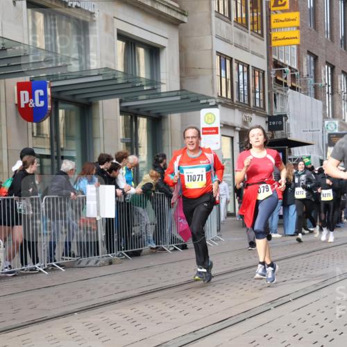 05.10.2025 - 20. swb-Marathon Bremen Strokosch-Dieckow http://msf.ph/oto/9260067 05.10.2025 11:00:18 Ziel 7178, 7215, 9173, 9177, 9271, 9272, 9327, 9389, 9531, 9827, 9858, 10063, 10067, 10071, 10079, 10182, 10217, 10504, 10518, 10571, 10690, 10794, 10872, 10901, 10930, 11003, 11034, 11071, 11162, 11255, 11511, 11534, 11595, 11610, 11619, 7178, 7215, 9173, 9177, 9271, 9272, 9327, 9389, 9531, 9827, 9858, 10063, 10067, 10071, 10079, 10182, 10217, 10504, 10518, 10571, 10690, 10794, 10872, 10901, 10930, 11003, 11034, 11071, 11162, 11255, 11511 meine-sportfotos.de