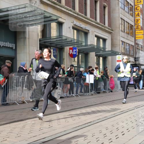 05.10.2025 - 20. swb-Marathon Bremen Strokosch-Dieckow http://msf.ph/oto/9260334 05.10.2025 11:00:29 Ziel 9208, 9272, 9327, 9389, 9600, 9827, 9858, 10182, 10228, 10258, 10359, 10518, 10571, 10690, 10872, 10901, 11034, 11155, 11162, 9208, 9272, 9327, 9389, 9600, 9827, 9858, 10182, 10228, 10258, 10359, 10518, 10571, 10690, 10872, 10901, 11034, 11155, 11162 meine-sportfotos.de