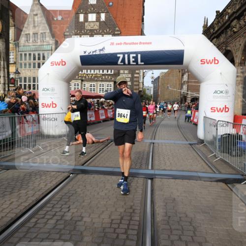05.10.2025 - 20. swb-Marathon Bremen Yannick Fuchs http://msf.ph/oto/9260415 05.10.2025 10:48:27 Ziel 9223, 9293, 9404, 9641, 9704, 9706, 9810, 10931, 10953, 11119, 11292, 11561, 11637 meine-sportfotos.de