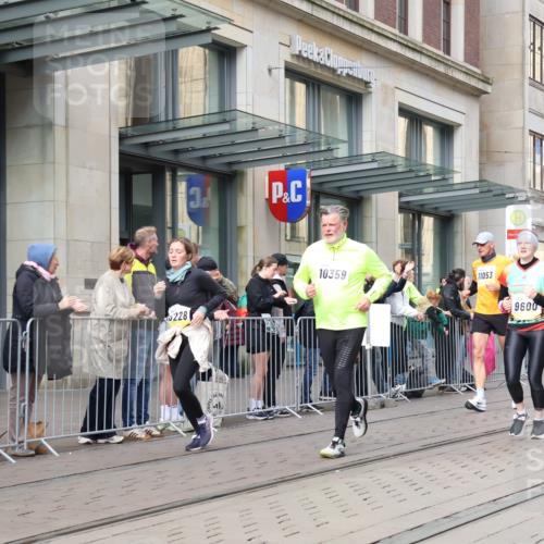 05.10.2025 - 20. swb-Marathon Bremen Strokosch-Dieckow http://msf.ph/oto/9260454 05.10.2025 11:00:39 Ziel 9208, 9305, 9327, 9389, 9443, 9600, 9827, 9880, 9954, 10182, 10228, 10258, 10359, 10477, 10571, 10630, 10690, 11053, 11155, 11524, 11719, 9208, 9305, 9327, 9389, 9443, 9600, 9827, 9880, 9954, 10182, 10228, 10258, 10359, 10477, 10571, 10630, 10690, 11053, 11155, 11524, 11719 meine-sportfotos.de