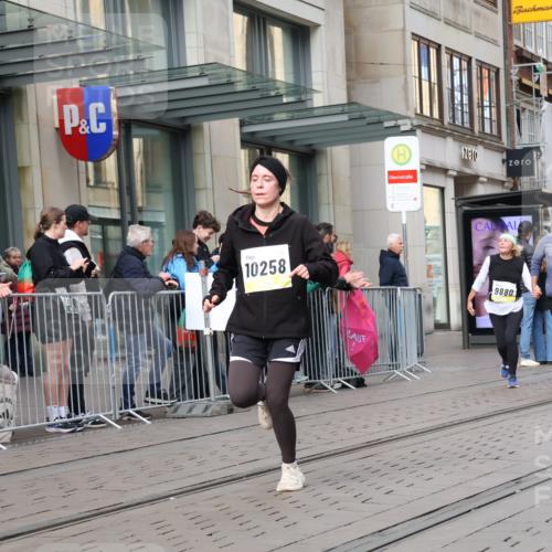 05.10.2025 - 20. swb-Marathon Bremen Strokosch-Dieckow http://msf.ph/oto/9260554 05.10.2025 11:00:43 Ziel 9182, 9208, 9305, 9443, 9600, 9613, 9880, 9954, 10228, 10258, 10359, 10477, 10544, 10630, 10762, 10914, 11053, 11155, 11337, 11338, 11524, 11597, 11719, 9182, 9208, 9305, 9443, 9600, 9613, 9880, 9954, 10228, 10258, 10359, 10477, 10544, 10630, 10762, 10914, 11053, 11155, 11337, 11338, 11524, 11597, 11719 meine-sportfotos.de
