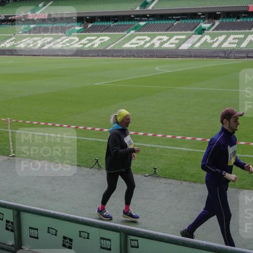 05.10.2025 - 20. swb-Marathon Bremen Michael Burmester http://msf.ph/oto/9260571 05.10.2025 10:52:22 Laufen im Stadion 10144, 10300, 10774, 10935, 11572, 11697, 11698, 9763, 11313, 11314 meine-sportfotos.de