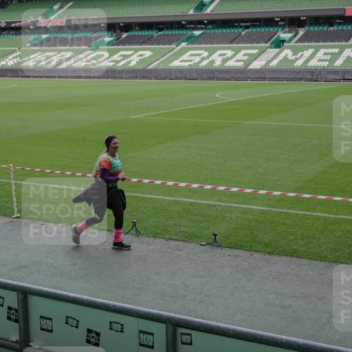 05.10.2025 - 20. swb-Marathon Bremen Michael Burmester http://msf.ph/oto/9260692 05.10.2025 10:52:38 Laufen im Stadion 9352, 9559, 10027, 10144, 10300, 10774, 10935, 11572, 9763, 11313, 11314, 11697, 11698 meine-sportfotos.de