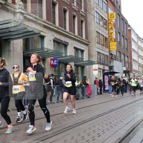 05.10.2025 - 20. swb-Marathon Bremen Strokosch-Dieckow http://msf.ph/oto/9260804 05.10.2025 11:00:54 Ziel 9182, 9305, 9443, 9613, 9880, 9925, 9954, 10477, 10544, 10630, 10762, 10914, 11053, 11337, 11338, 11524, 11597, 11680, 11688, 11719, 9182, 9305, 9443, 9613, 9880, 9925, 9954, 10477, 10544, 10630, 10762, 10914, 11053, 11337, 11338, 11524, 11597, 11680, 11688, 11719 meine-sportfotos.de