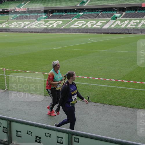 05.10.2025 - 20. swb-Marathon Bremen Michael Burmester http://msf.ph/oto/9260818 05.10.2025 10:53:16 Laufen im Stadion 9352, 9559, 10027, 10935, 11326, 10774 meine-sportfotos.de