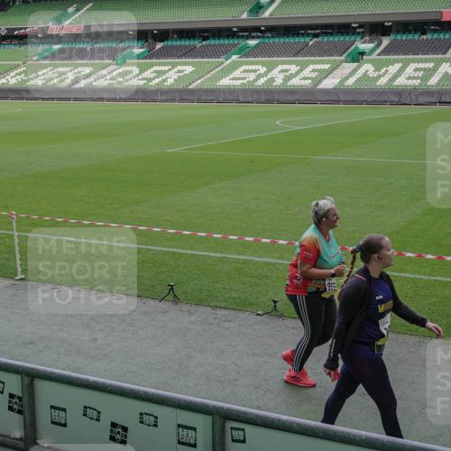 05.10.2025 - 20. swb-Marathon Bremen Michael Burmester http://msf.ph/oto/9260836 05.10.2025 10:53:17 Laufen im Stadion 9352, 9559, 10027, 10935, 11326, 10774 meine-sportfotos.de