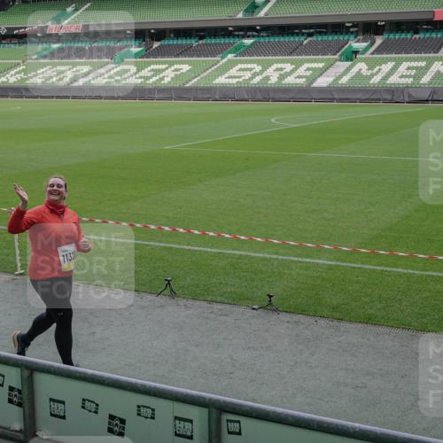 05.10.2025 - 20. swb-Marathon Bremen Michael Burmester http://msf.ph/oto/9260856 05.10.2025 10:53:22 Laufen im Stadion 9352, 9559, 10027, 10935, 11326, 10935 meine-sportfotos.de