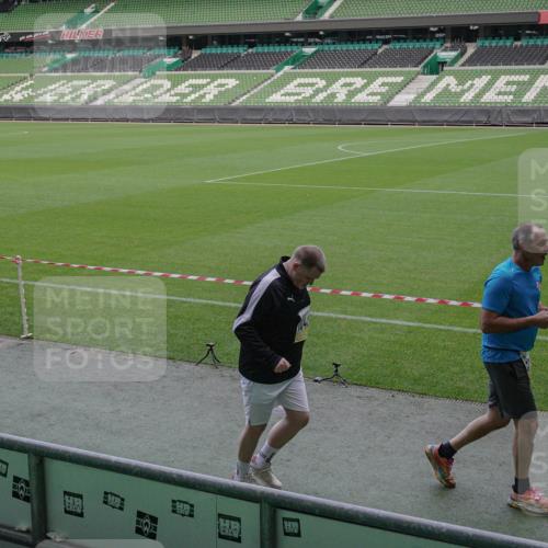 05.10.2025 - 20. swb-Marathon Bremen Michael Burmester http://msf.ph/oto/9260911 05.10.2025 10:55:11 Laufen im Stadion 7174, 9257, 9629, 10401, 10482, 10765 meine-sportfotos.de