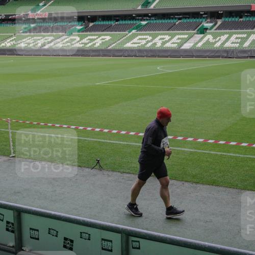 05.10.2025 - 20. swb-Marathon Bremen Michael Burmester http://msf.ph/oto/9260928 05.10.2025 10:55:16 Laufen im Stadion 7174, 9257, 9629, 10401, 10482, 10761, 10765 meine-sportfotos.de