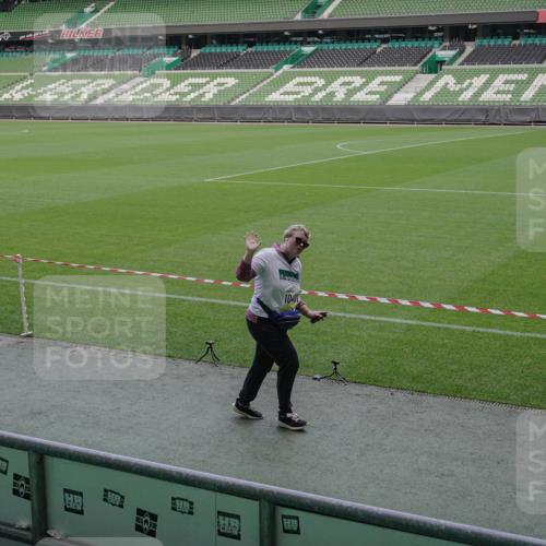 05.10.2025 - 20. swb-Marathon Bremen Michael Burmester http://msf.ph/oto/9260960 05.10.2025 10:55:18 Laufen im Stadion 7174, 9257, 9629, 10401, 10482, 10761, 10765 meine-sportfotos.de