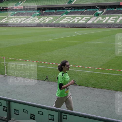 05.10.2025 - 20. swb-Marathon Bremen Michael Burmester http://msf.ph/oto/9260978 05.10.2025 10:55:43 Laufen im Stadion 9629, 10761, 10765, 7174, 9257, 10401, 10482 meine-sportfotos.de
