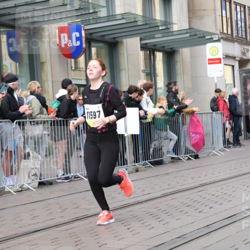 05.10.2025 - 20. swb-Marathon Bremen Strokosch-Dieckow http://msf.ph/oto/9261018 05.10.2025 11:01:03 Ziel 7908, 9182, 9278, 9286, 9322, 9371, 9613, 9925, 10056, 10157, 10324, 10336, 10544, 10762, 10914, 11194, 11337, 11338, 11493, 11597, 11633, 11680, 11688, 7908, 9182, 9278, 9286, 9322, 9371, 9613, 9925, 10056, 10157, 10324, 10336, 10544, 10762, 10914, 11194, 11337, 11338, 11493, 11597, 11633, 11680, 11688 meine-sportfotos.de