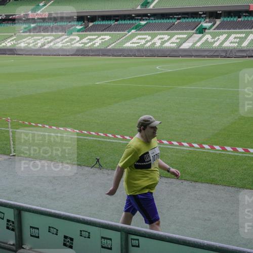 05.10.2025 - 20. swb-Marathon Bremen Michael Burmester http://msf.ph/oto/9261034 05.10.2025 10:56:05 Laufen im Stadion 10761, 10765, 11419, 9629, 10765 meine-sportfotos.de