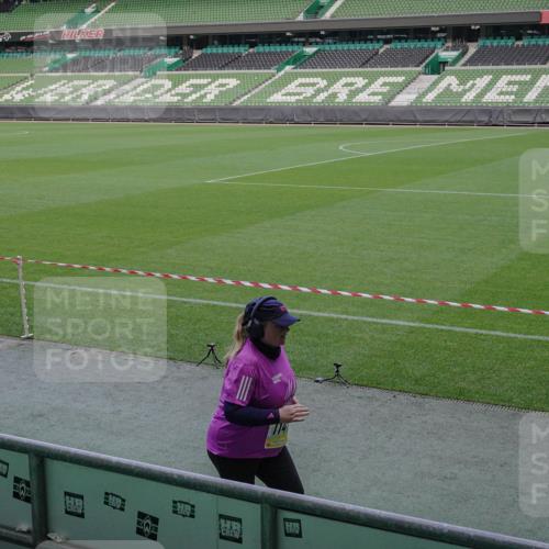 05.10.2025 - 20. swb-Marathon Bremen Michael Burmester http://msf.ph/oto/9261072 05.10.2025 10:56:42 Laufen im Stadion 11419 meine-sportfotos.de