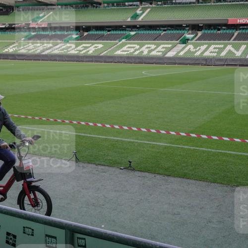 05.10.2025 - 20. swb-Marathon Bremen Michael Burmester http://msf.ph/oto/9261122 05.10.2025 10:58:12 Laufen im Stadion  meine-sportfotos.de