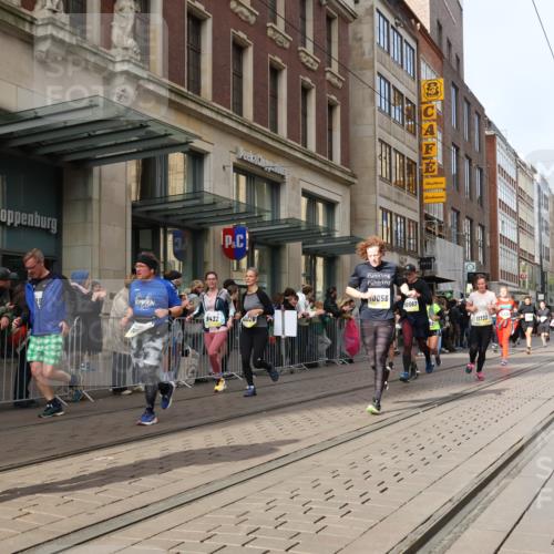 05.10.2025 - 20. swb-Marathon Bremen Strokosch-Dieckow http://msf.ph/oto/9261314 05.10.2025 11:01:19 Ziel 7908, 9189, 9237, 9269, 9278, 9286, 9294, 9322, 9371, 9432, 9782, 10004, 10026, 10030, 10056, 10157, 10324, 10336, 10370, 10562, 10903, 10904, 11194, 11223, 11463, 11493, 11633, 11732, 11733, 7908, 9189, 9237, 9269, 9278, 9286, 9294, 9322, 9371, 9432, 9782, 10004, 10026, 10030, 10056, 10157, 10324, 10336, 10370, 10562, 10903, 10904, 11194, 11223, 11463, 11493, 11633, 11732, 11733 meine-sportfotos.de
