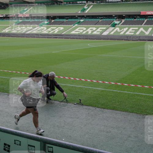 05.10.2025 - 20. swb-Marathon Bremen Michael Burmester http://msf.ph/oto/9261428 05.10.2025 11:00:05 Laufen im Stadion  meine-sportfotos.de