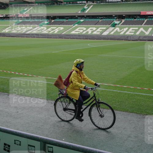 05.10.2025 - 20. swb-Marathon Bremen Michael Burmester http://msf.ph/oto/9261481 05.10.2025 11:00:16 Laufen im Stadion  meine-sportfotos.de