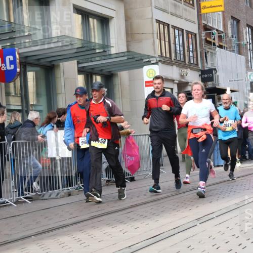 05.10.2025 - 20. swb-Marathon Bremen Strokosch-Dieckow http://msf.ph/oto/9261623 05.10.2025 11:01:42 Ziel 9237, 9324, 9363, 9365, 9426, 9536, 9655, 9686, 10301, 10508, 10558, 10837, 10855, 10879, 10887, 10944, 11014, 11415, 11454, 11459, 11646, 11647, 9237, 9324, 9363, 9365, 9426, 9536, 9655, 9686, 10301, 10508, 10558, 10837, 10855, 10879, 10887, 10944, 11014, 11415, 11454, 11459, 11646, 11647 meine-sportfotos.de