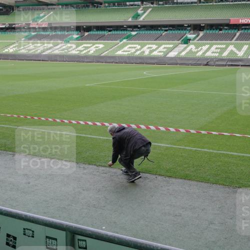 05.10.2025 - 20. swb-Marathon Bremen Michael Burmester http://msf.ph/oto/9261817 05.10.2025 11:04:18 Laufen im Stadion  meine-sportfotos.de