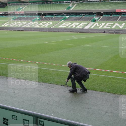 05.10.2025 - 20. swb-Marathon Bremen Michael Burmester http://msf.ph/oto/9261835 05.10.2025 11:04:20 Laufen im Stadion  meine-sportfotos.de