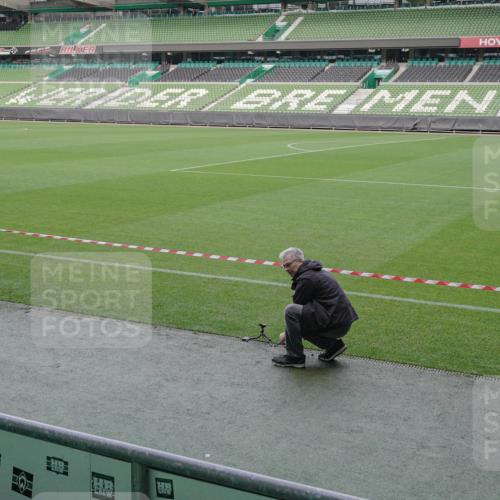 05.10.2025 - 20. swb-Marathon Bremen Michael Burmester http://msf.ph/oto/9261856 05.10.2025 11:04:22 Laufen im Stadion  meine-sportfotos.de