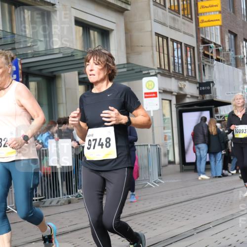 05.10.2025 - 20. swb-Marathon Bremen Strokosch-Dieckow http://msf.ph/oto/9261883 05.10.2025 11:02:01 Ziel 9363, 9468, 9647, 9707, 9748, 9802, 9839, 10033, 10093, 10130, 10194, 10508, 10615, 10821, 10829, 10982, 10983, 11110, 11340, 11386, 11454, 11537, 11538, 11646, 11711, 9363, 9468, 9647, 9707, 9748, 9802, 9839, 10033, 10093, 10130, 10194, 10508, 10615, 10821, 10829, 10982, 10983, 11110, 11340, 11386, 11454, 11537, 11646 meine-sportfotos.de