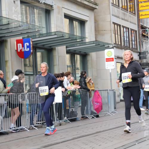 05.10.2025 - 20. swb-Marathon Bremen Strokosch-Dieckow http://msf.ph/oto/9261911 05.10.2025 11:02:02 Ziel 9363, 9468, 9647, 9707, 9748, 9802, 9839, 10033, 10093, 10130, 10194, 10508, 10595, 10598, 10615, 10821, 10829, 10982, 10983, 11110, 11160, 11340, 11386, 11454, 11537, 11538, 11646, 11711, 9363, 9468, 9647, 9707, 9748, 9802, 9839, 10033, 10093, 10130, 10194, 10508, 10595, 10598, 10615, 10821, 10829, 10982, 10983, 11110, 11160, 11340, 11386, 11454, 11537, 11646 meine-sportfotos.de