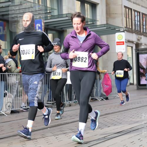 05.10.2025 - 20. swb-Marathon Bremen Strokosch-Dieckow http://msf.ph/oto/9261966 05.10.2025 11:02:05 Ziel 9468, 9647, 9707, 9748, 9802, 9839, 10033, 10093, 10130, 10194, 10595, 10598, 10615, 10821, 10829, 10982, 10983, 11110, 11160, 11340, 11386, 11454, 11537, 11538, 11646, 11711, 9468, 9647, 9707, 9748, 9802, 9839, 10033, 10093, 10130, 10194, 10595, 10598, 10615, 10821, 10829, 10982, 10983, 11110, 11160, 11340, 11386, 11454, 11537, 11646 meine-sportfotos.de
