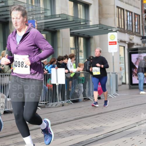 05.10.2025 - 20. swb-Marathon Bremen Strokosch-Dieckow http://msf.ph/oto/9261976 05.10.2025 11:02:06 Ziel 9468, 9647, 9707, 9748, 9802, 9839, 10033, 10093, 10130, 10194, 10595, 10598, 10615, 10821, 10825, 10829, 10982, 10983, 11110, 11160, 11340, 11386, 11537, 11538, 11646, 11711, 9468, 9647, 9707, 9748, 9802, 9839, 10033, 10093, 10130, 10194, 10595, 10598, 10615, 10821, 10825, 10829, 10982, 10983, 11110, 11160, 11340, 11386, 11537, 11646 meine-sportfotos.de