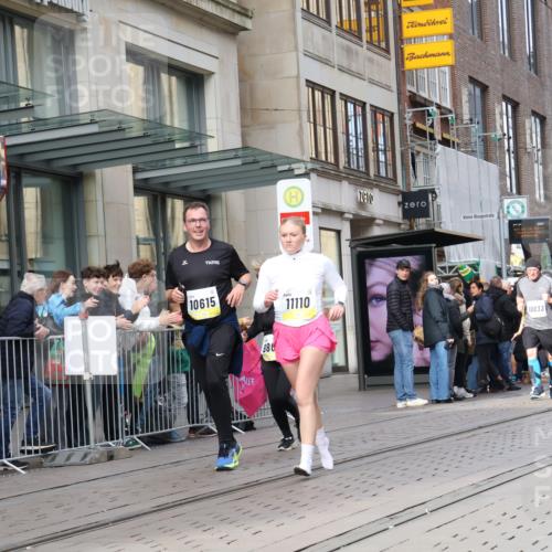05.10.2025 - 20. swb-Marathon Bremen Strokosch-Dieckow http://msf.ph/oto/9262042 05.10.2025 11:02:10 Ziel 9468, 9647, 9707, 9748, 9802, 9839, 9841, 10033, 10093, 10130, 10194, 10510, 10595, 10598, 10615, 10821, 10825, 10826, 10829, 10982, 10983, 11024, 11110, 11160, 11386, 11537, 11538, 11711, 9468, 9647, 9707, 9748, 9802, 9839, 9841, 10033, 10093, 10130, 10194, 10510, 10595, 10598, 10615, 10821, 10825, 10826, 10829, 10982, 10983, 11024, 11110, 11160, 11386, 11537 meine-sportfotos.de