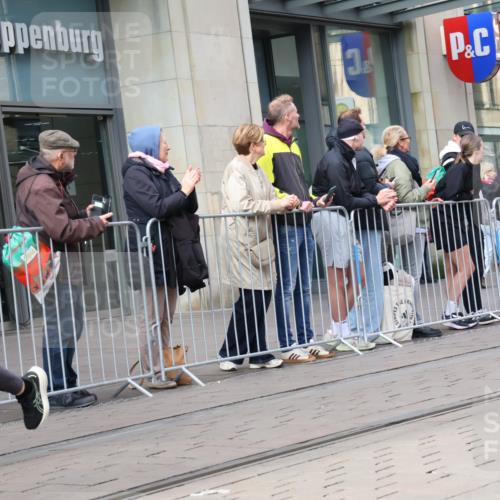 05.10.2025 - 20. swb-Marathon Bremen Strokosch-Dieckow http://msf.ph/oto/9262071 05.10.2025 11:02:13 Ziel 9360, 9468, 9516, 9647, 9707, 9802, 9839, 9841, 10033, 10093, 10194, 10510, 10530, 10595, 10598, 10615, 10821, 10825, 10826, 10829, 10982, 10983, 11024, 11110, 11160, 11386, 11537, 11538, 11711, 9360, 9468, 9516, 9647, 9707, 9802, 9839, 9841, 10033, 10093, 10194, 10510, 10530, 10595, 10598, 10615, 10821, 10825, 10826, 10829, 10982, 10983, 11024, 11110, 11160, 11386, 11537 meine-sportfotos.de