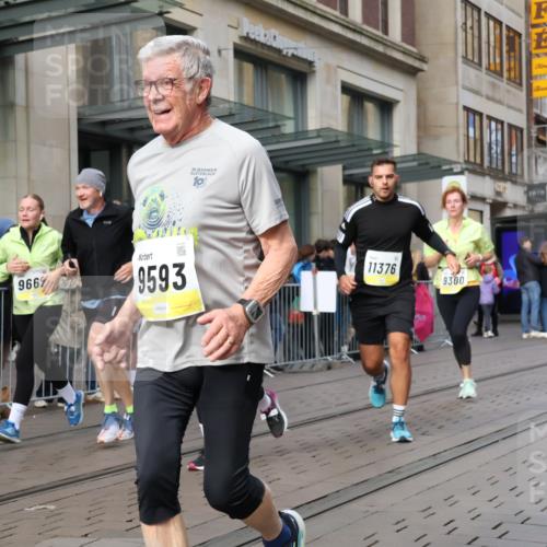 05.10.2025 - 20. swb-Marathon Bremen Strokosch-Dieckow http://msf.ph/oto/9262535 05.10.2025 11:02:45 Ziel 9229, 9300, 9325, 9593, 9644, 9661, 9662, 9846, 9893, 10167, 10185, 10471, 10656, 10777, 10876, 10926, 10996, 11087, 11312, 11376, 11390, 11504, 11667, 11668, 11682, 11735, 9229, 9300, 9325, 9593, 9644, 9661, 9662, 9846, 9893, 10167, 10185, 10471, 10656, 10777, 10876, 10926, 10996, 11087, 11312, 11376, 11390, 11504, 11682, 11735 meine-sportfotos.de