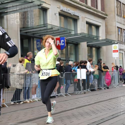 05.10.2025 - 20. swb-Marathon Bremen Strokosch-Dieckow http://msf.ph/oto/9262591 05.10.2025 11:02:47 Ziel 9229, 9246, 9300, 9325, 9593, 9644, 9661, 9662, 9893, 10142, 10167, 10185, 10405, 10471, 10656, 10777, 10876, 10926, 10996, 11312, 11376, 11390, 11508, 11509, 11682, 11735, 9229, 9246, 9300, 9325, 9593, 9644, 9661, 9662, 9893, 10142, 10167, 10185, 10405, 10471, 10656, 10777, 10876, 10926, 10996, 11312, 11376, 11390, 11508, 11509, 11682, 11735 meine-sportfotos.de