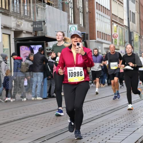 05.10.2025 - 20. swb-Marathon Bremen Strokosch-Dieckow http://msf.ph/oto/9262632 05.10.2025 11:02:52 Ziel 9224, 9225, 9229, 9246, 9300, 9325, 9593, 9661, 9662, 9893, 10142, 10185, 10405, 10471, 10777, 10876, 10926, 10963, 10996, 11103, 11124, 11376, 11390, 11467, 11502, 11508, 11509, 11682, 9224, 9225, 9229, 9246, 9300, 9325, 9593, 9661, 9662, 9893, 10142, 10185, 10405, 10471, 10777, 10876, 10926, 10963, 10996, 11103, 11124, 11376, 11390, 11467, 11502, 11508, 11509, 11682 meine-sportfotos.de