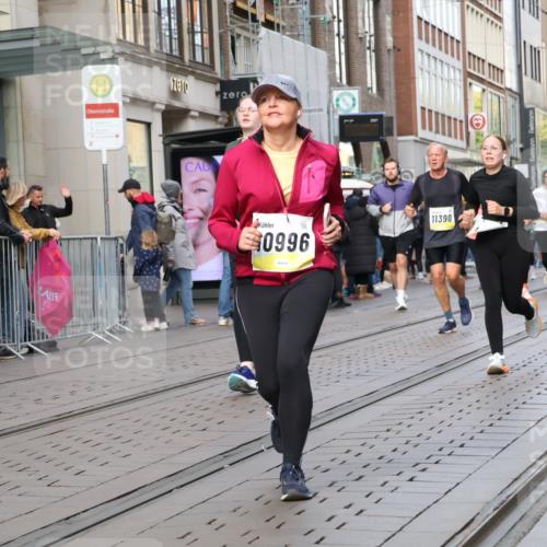 05.10.2025 - 20. swb-Marathon Bremen Strokosch-Dieckow http://msf.ph/oto/9262655 05.10.2025 11:02:52 Ziel 9224, 9225, 9229, 9246, 9300, 9325, 9593, 9661, 9662, 9893, 10142, 10185, 10405, 10471, 10777, 10876, 10926, 10963, 10996, 11103, 11124, 11376, 11390, 11467, 11502, 11508, 11509, 11682, 9224, 9225, 9229, 9246, 9300, 9325, 9593, 9661, 9662, 9893, 10142, 10185, 10405, 10471, 10777, 10876, 10926, 10963, 10996, 11103, 11124, 11376, 11390, 11467, 11502, 11508, 11509, 11682 meine-sportfotos.de